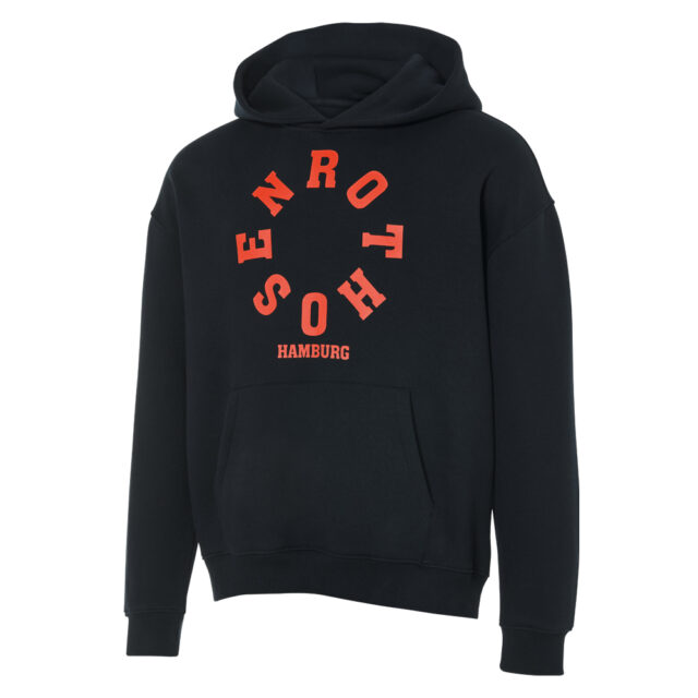 Das Bild zeigt einen schwarzen Pullover aus dem HSV-Fanshop. Rote Buchstaben sind im Kreis angeordnet und bilden das Wort „Rothosen“. Darunter steht der Schriftzug „Hamburg“.
